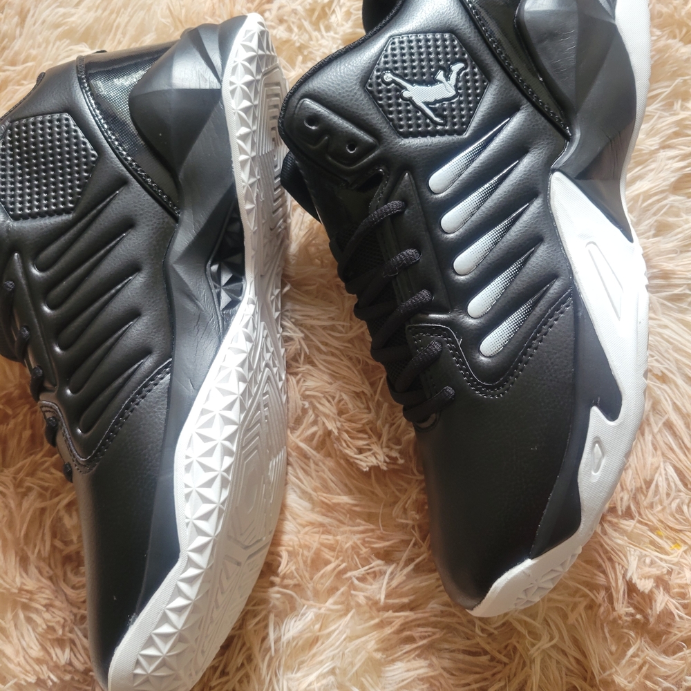 Dynamic Black and White Men's Athletic Shoes - Picture 2 of 7